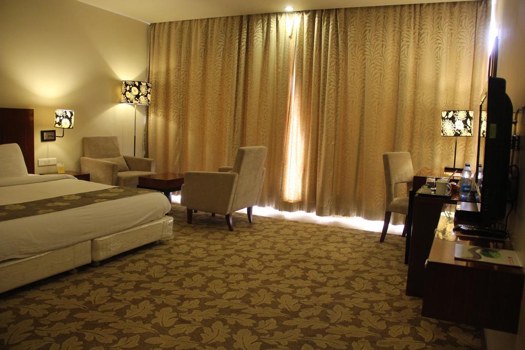 The Aures Hotel Aurangabad  Bagian luar foto