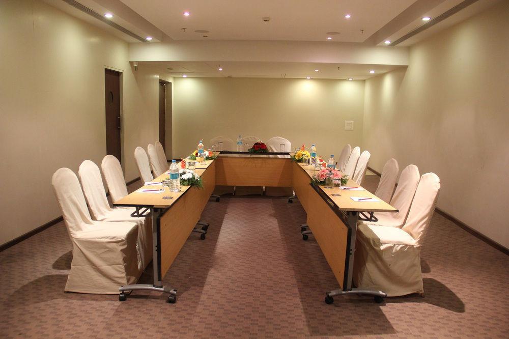 The Aures Hotel Aurangabad  Bagian luar foto